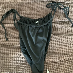 Svart bikiniunderdel - Svart bikiniunderdel från NA-KD 