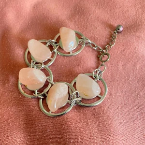 Armband rosenkvarts  - Vackert armband med ljusrosa rosenkvarts   Rosenkvarts initierar kärleken till oss själva. Den ger lugn och känslomässig förtröstan. Rosenkvartsen stimulerar kontakten med vårt inre barn, stödjer oskuldsfullhet, sårbarhet och tillit. 