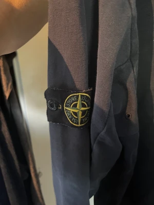 Blå Stine island crewneck - Klassisk Stone island crewneck med patch i blå färg Strl L