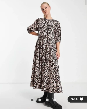 Oanvänd klänning - 38 - Jättefin djurmönstrad klänning  100% Bomull: tunn, mjuk och slitstark  Priset kan diskuteras vid snabb och smidig affär  Samfraktar! 