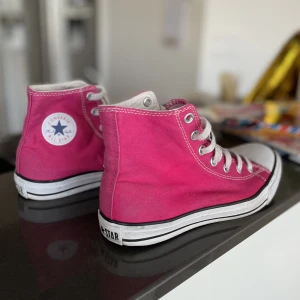 Rosa converse  - Rosa converse sneakers i bra skick 💘 strl 38.5