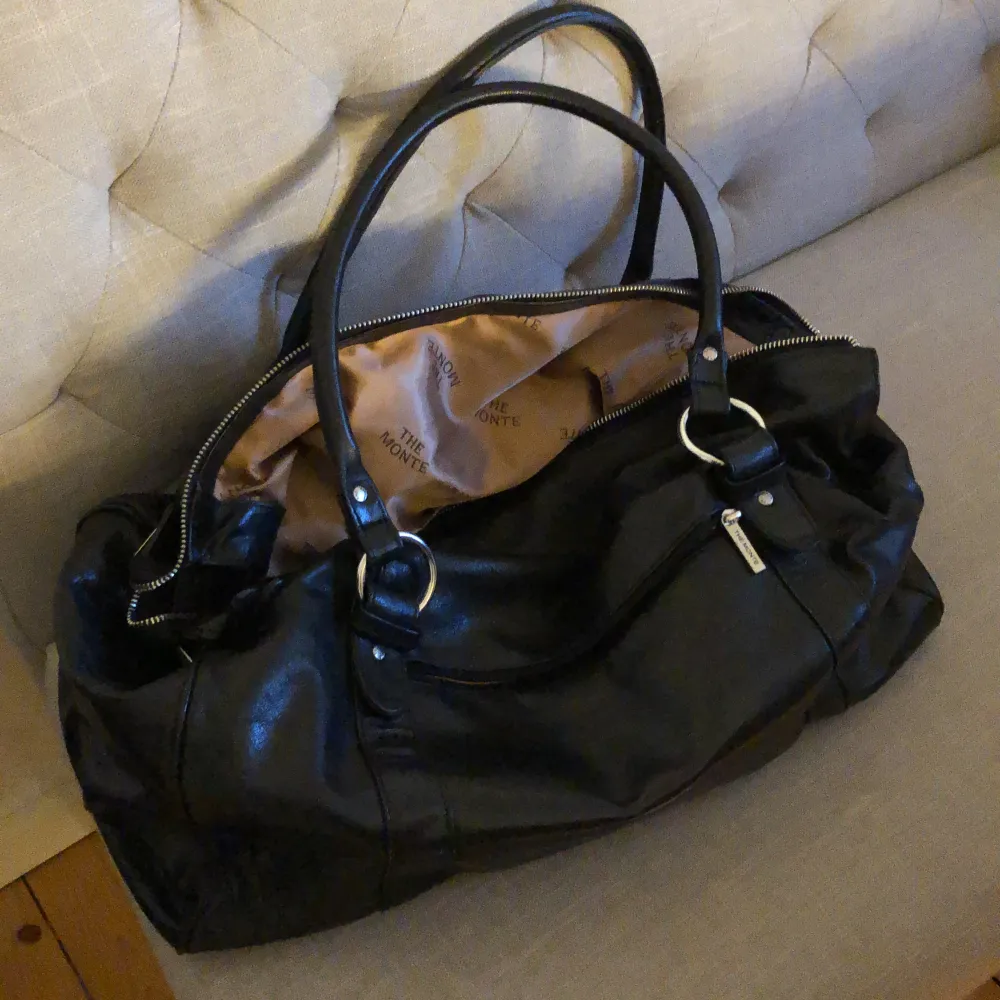 Svart Handväska med flera fack. Väskor.