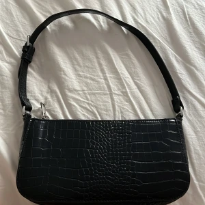 Baguette väska!! - En baguette väska ifrån Lindex knappt använd, som ny🌷finns ett stort fack och ett litet fack med dragkedja!!