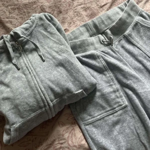 Juicy couture 2 sett! - Båda för 3000kr!  Gråa juicy couture och blåa juicy couture i ett super bra skick! Skriv om ni vill ha mer bilder!