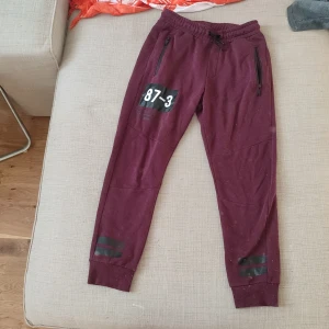 Mjukis byxor  - Fint skick, stl 146 Katt finns i hemmet 