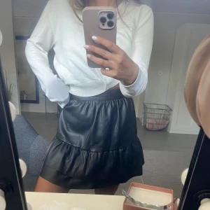 Skinnkjol - Säljer min as snygga skinnkjol från NA-KD!! Kommer inte till användning längre tyvärr.. mycket fint skick! 