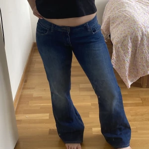 Low waist jwans - Supersnygga low lowwaist jeans i bra skick! Är 160. Skriv om ni har frågor🩷