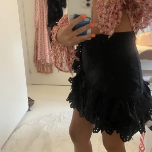 Svart kjol - Jättefin kjol som passar till allt lätt att både klä upp och ner