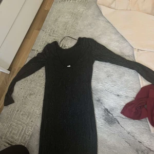 Svart klänning - Glittrig svart klänning som passar för fest, bra skick