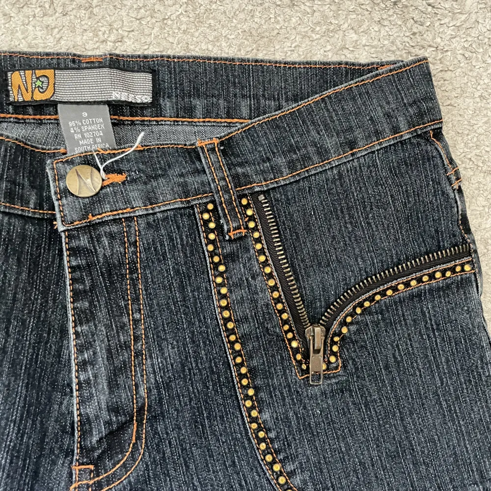 Jättesnygga lågmidjade jeans jag köpte på Beyond retro med stenar på fickorna💓 Köpte de för 450 och har de typ 2 ggr, det står ingen tydlig storlek men skriv för mått 💓. Jeans & Byxor.