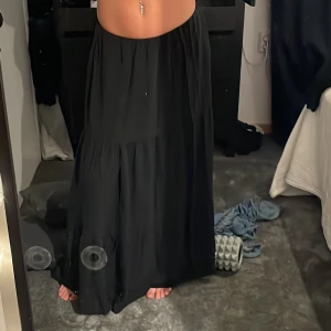 långkjol - Superfin svart (ser ut och vara grå på bilden men är helt svart) långkjol som har ett resor i midjan så den passar allt från xs till L. Bekväm och superfin, har en liknande så behövde välja att sälja en😊ser li