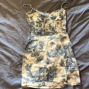 Body och kjol - Super fint det med body och kjol. Sparsamt använd. Säljer pga graviditet, är för litet. Bodyn är stretchiga och kjolen är summ i tyget. 