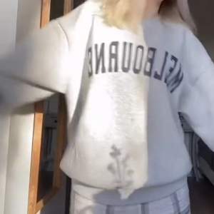 Sweatshirt från Gina tricot med trycket ”Melbourne” strl L men passar mig som har xs som oversized
