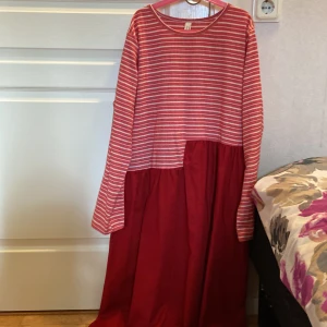 Röd-vitt klänning  - Röd-vitt klänning som aldrig använts!! Kan användas till fester eller i vardagen:) Längden är ungefär till fötterna. Storleken är oklart men jag gissar någonstans mellan M-XL. 