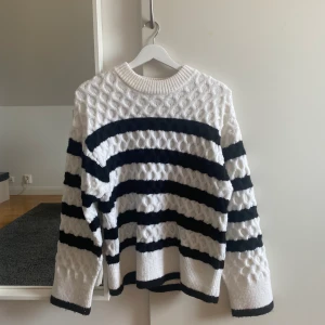 Randig stickad tröja  - Randig stickad tröja i storlek XS från Gina Tricot. Lite större i passformen, långa armar och endast använd 1 gång!💛