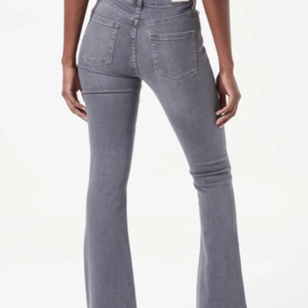Ett par oanvända jeans från only ”onlblush mod flared”. Skriv för fler bilder (lånade bilder). Frakt ingår ej 💗. Jeans & Byxor.