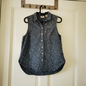 Levi's shirt/vest size XS. Few times worn. Very good condition