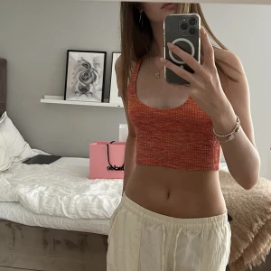Halterneck topp - Söt orange halterneck topp från Pull&bear! Bra skick 🧡🙌