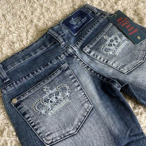 Helt nya Victoria Beckham jeans - Säljer mina helt nya Victoria Beckham jeans som fortfarande har tag kvar då de var för små för mig. ❤️ De har en lågmidjad och bootcut/flare modell. Skitsnygga ljusblå kronor på fickorna med rhinestones. Innerbenslängd: 83cm och midjemått: 34cm. 🫶