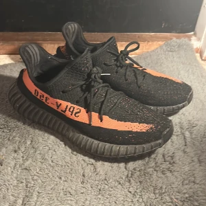 Adidas Yezzy boost 350 - Adidas Yezzy boost 350 core black red.  Pris på merchsweden: 4990kr Riktigt bra skick , 8/10