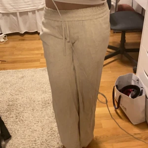 beiga linnebyxor - ett par jättefina beiga linnebyxor 🥰 (omsydda till mer lågmidjade!)