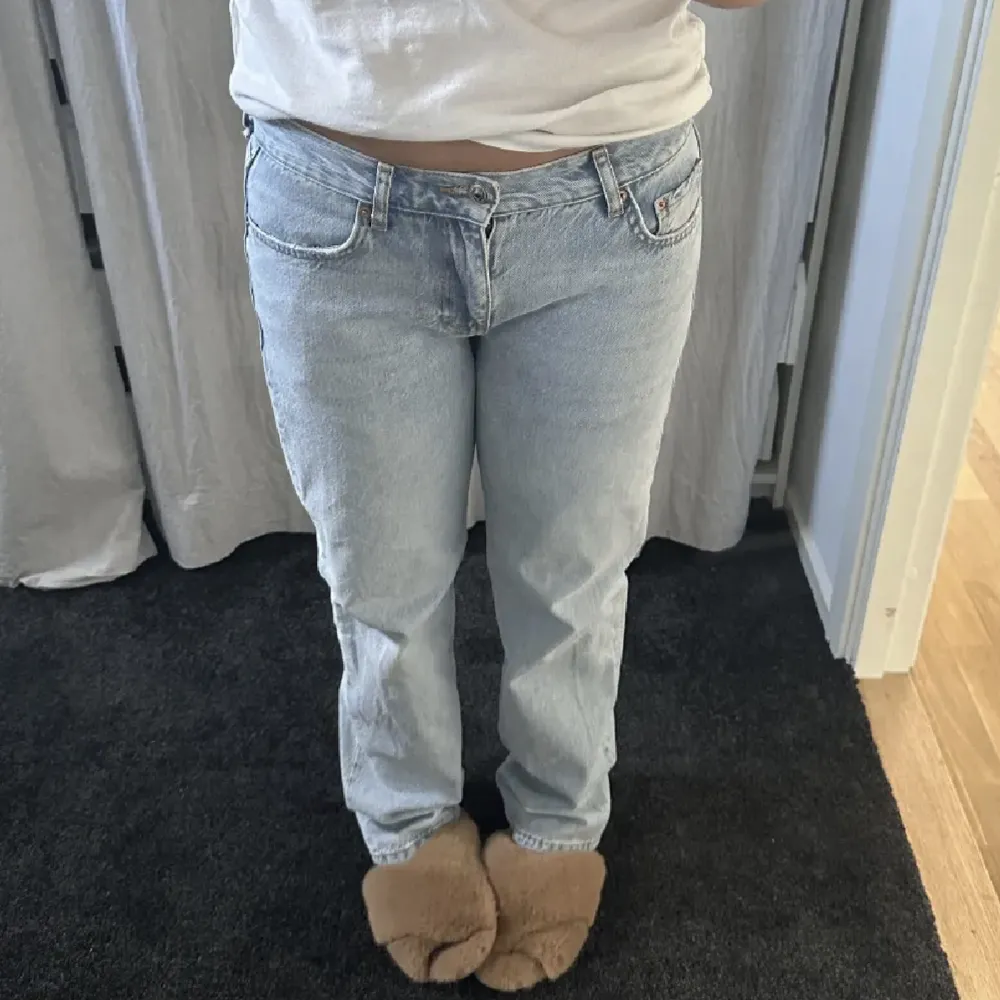 Snygga low waist jeans köpt på Gina Tricot. Tyvärr för små och aldrig använda💕Köpta för 499kr och säljer för 380💗. Jeans & Byxor.