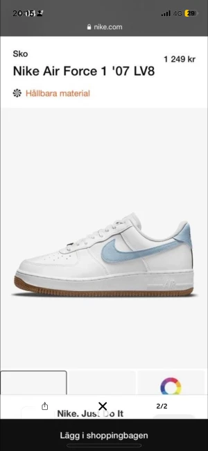 Nike air force  - Nike air force i blå/vit färg säljes pga de används ej, använda kanske 5 gånger så är i nyskick   Strl 35 Nypris 1200