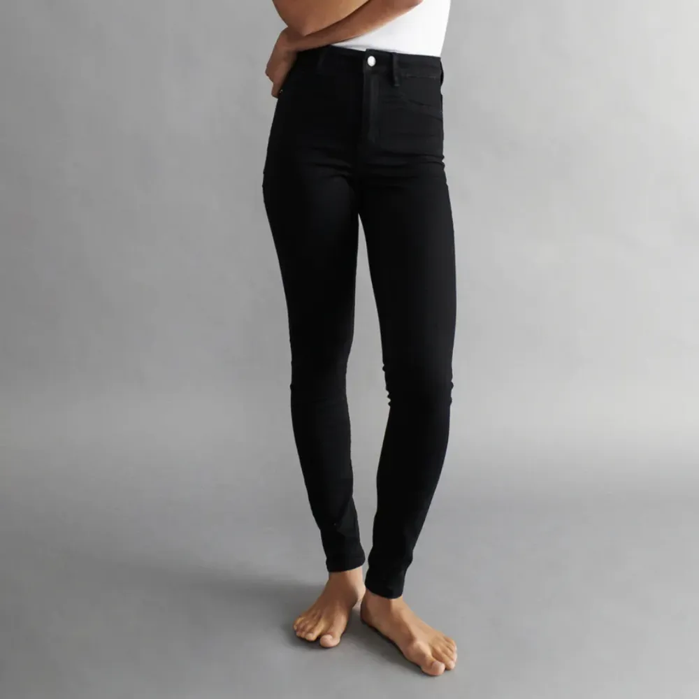 Svarta tighta jeans (Molly) från Gina Tricot i storlek XL. Knappt använda. Nypris 359 kr.. Jeans & Byxor.