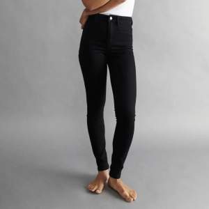 Svarta tighta jeans (Molly) från Gina Tricot i storlek XL. Knappt använda. Nypris 359 kr.