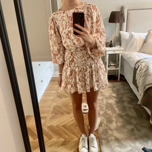 Klänning - Säljer denna fina klänning från det australiensiska märket All about may. Klänningen är i storlek (AU 10) (US 6) men passar till flera storlekar. Köptes för 800 kr för ca 2 år sedan och har använts fåtal gånger sedan dess. 🧡