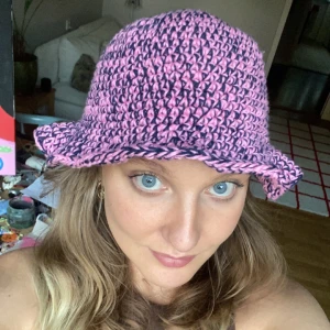 Virkad hatt - Virkad hatt i bomull. Normal passform. Rosa/mörkblå