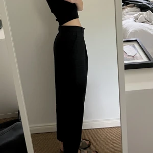 rutiga kostymbyxor  - rutiga kostymbyxor som är slightly oversized o lowwaisted men sitter fint över höft/midja. köpt från weekday i strlk 34. passar mig som är 166cm. 🤍