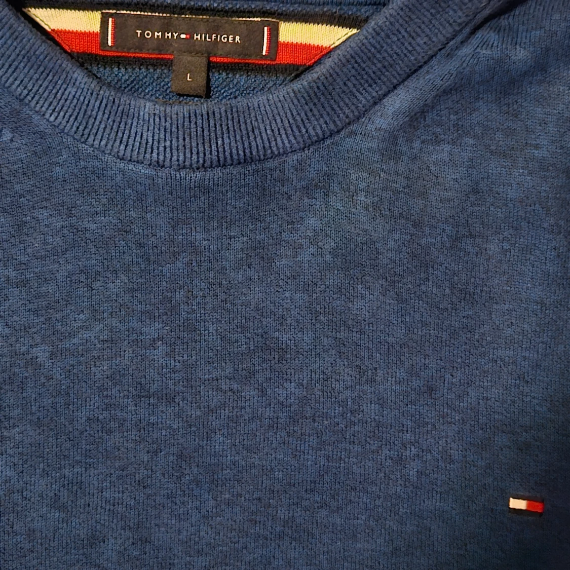 Pullover f er ån Tommy Hilfiger i storlek L - 90