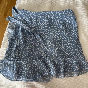 Somrig kjol - Somrig kjol i otroligt snygg blå färg 💙Storlek M men passar mer som stor S