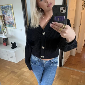 Svart kofta  - Svart stickad kofta från hm i storlek S!💕