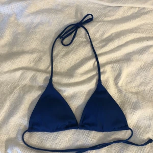 Bikiniöverdel - Från Shein💙 Knytning runt nacken! Endast testad Storleken är L, men enligt mig är den mellan S-L Kom privat för mer info Köpare står för frakt🙂