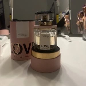 Victoria secret parfym - Super söt Viktoria Secret parfym. Använd ett par gången och luktar super gott🩷Kommer med den lilla boxen och en VS påse!! Pris kan diskuteras💕