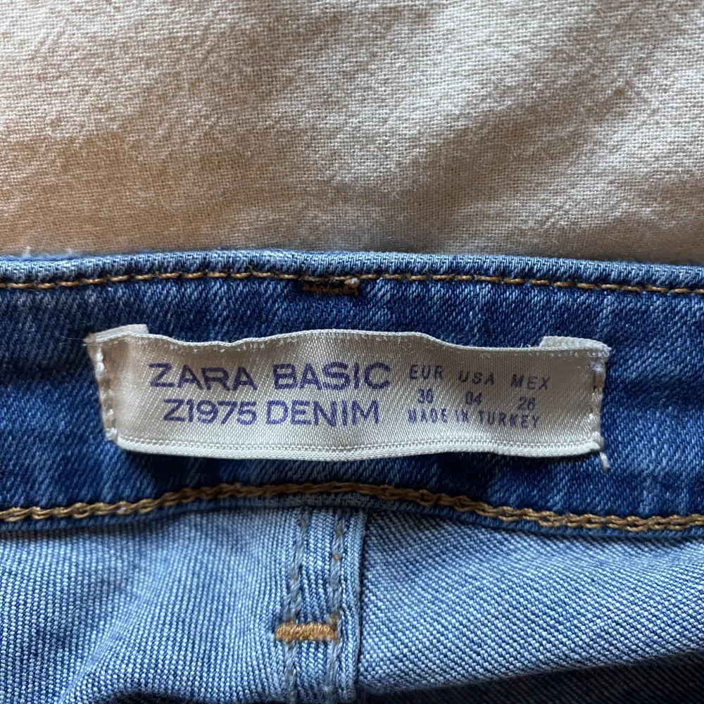 Lågmidjade skinnyjeans från Zara som jag rensar ut💕Köpte för ett tag sen men knappt använda, i bra skick. . Jeans & Byxor.