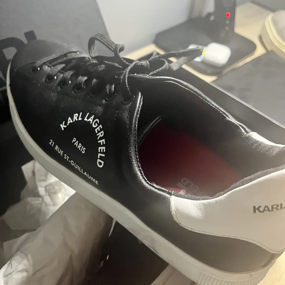 Karl Lagerfeld black leather sneakers. Skor.