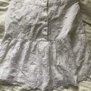 Fin kjol från Lindex i storlek xs! Aldrig använd bara testad’ säljer då den tyvärr inte har kommit till användning!💗