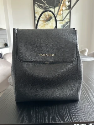Mario Valentino Ryggsäck - Mario Valentino Superman Ryggsäck. Denna ryggsäck köpte jag från Zalando 4/10-22 priset var då 1116kr.  Den är för nuvarande slutsåld på Zalando.  Den är använd ett par gånger.  Den är i nyskick.  Varan finns i Kalmar för upphämtning/fraktas