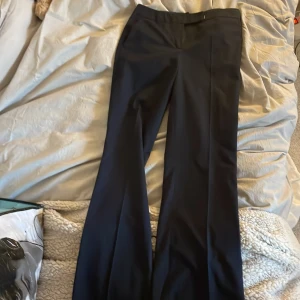 Kostymbyxor - Såå fina kostymbyxor som tyvärr blivit för små! De är marinblå och medelhöga i midjan. De är storlek 36 men insydda i midjan så skulle säga att de motsvarar en 34❤️