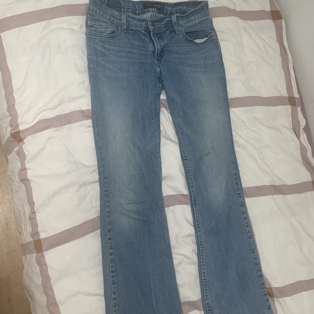 Lågmidjade Levis jeans  i ganska bra skick. Köpta här på plick. Storleken är ungefär 26/27 i midjan och ungefär 31/32 i längden. 💗. Jeans & Byxor.