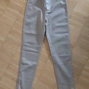 Zara skinnbyxor  - Beige skinnbyxa från Zara, använd endast 1 gång. 