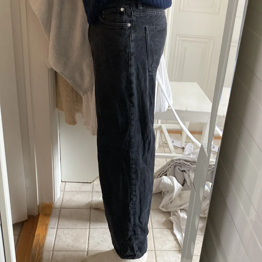 Säljer mina baggy weekday byxor i modellen Rail för att jag ej använder de längre. De är i bra skick och det skrynkliga man ser på bild 2 beror på att de är nytvättade. Jag är 193 för refens till hur de sitterNypris: 590 kr. Jeans & Byxor.