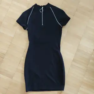 Svart sportig klänning från H&M, använd endast 1 gång.