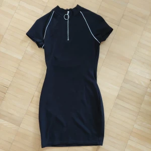 Svart klänning  - Svart sportig klänning från H&M, använd endast 1 gång.