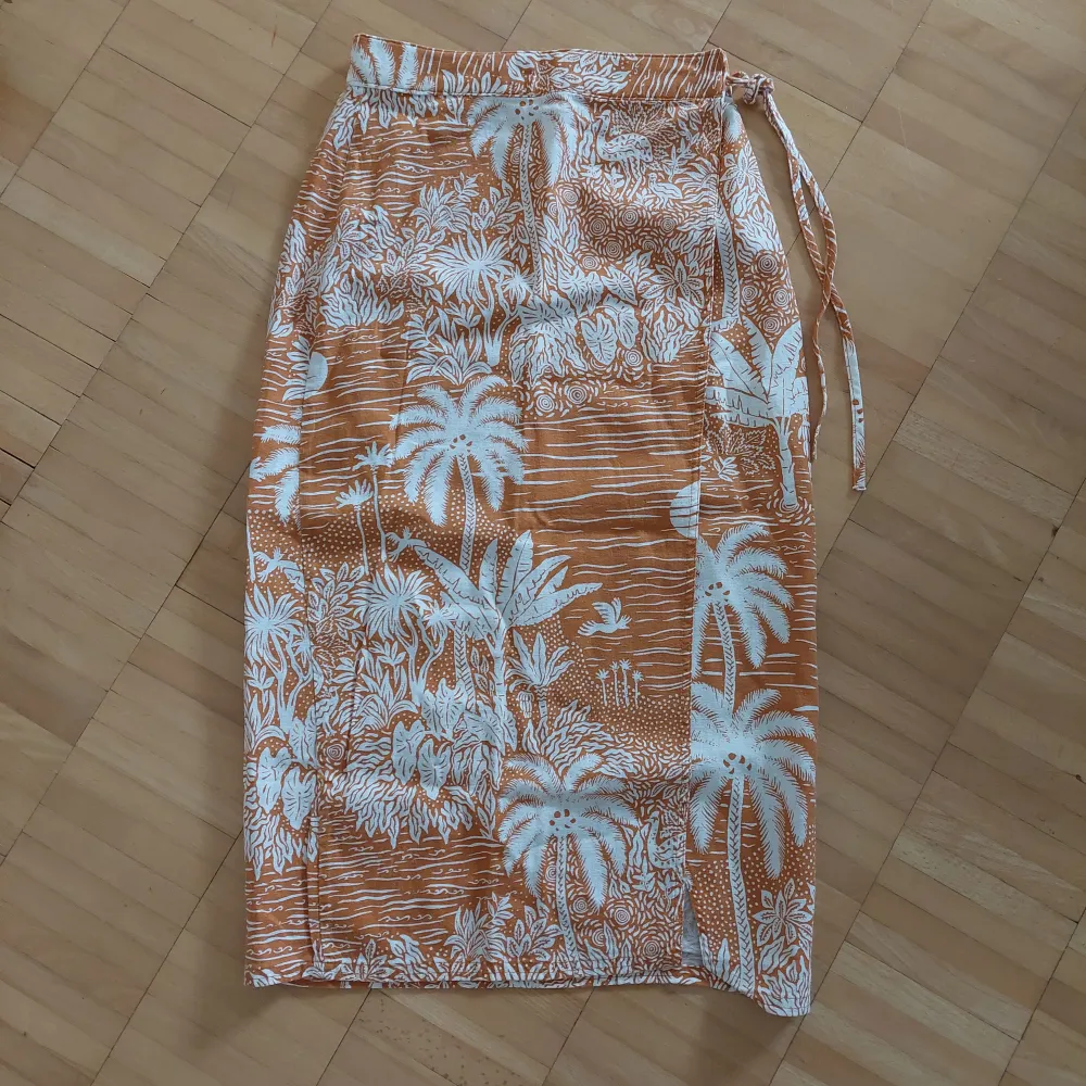 Mönstrad orange kjol från H&M, oanvänd.. Kjolar.