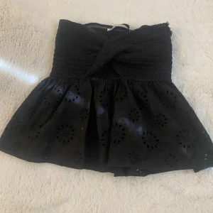 Zara topp - jätte söt slutsåld topp från zara💞 den är lite sliten på båda kanterna, men det är inget som syns när man har på sig den! säljer eftersom den är för liten för mig.