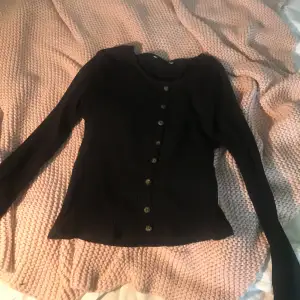 Jag säljer denna svarta tröjan. Den är inte så mycket använt och är i fint skick.❤️👍Jag står INTE för postens slarv!! Kontakta mig innan du köper något!! Jag skickar post bevis!!🤨👌💗